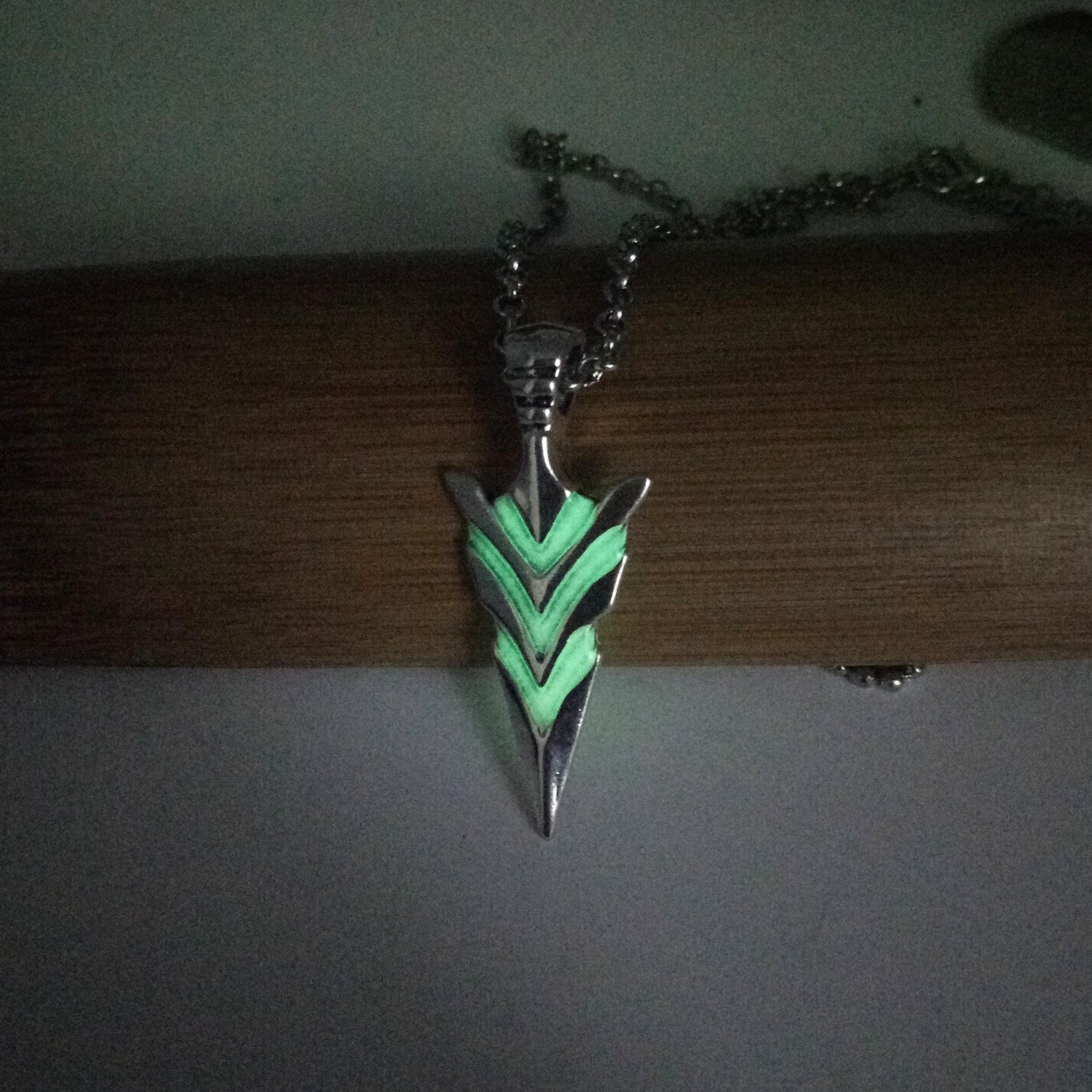 "Stylish arrow essence necklace, personalized jewelry marvel. Zinc alloy metal, 2.8*4.4cm size, includes 1 necklace."